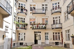 Nice apartment close to Ocktogon square