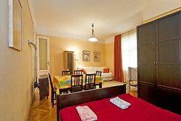 Nice apartment close to Ocktogon square