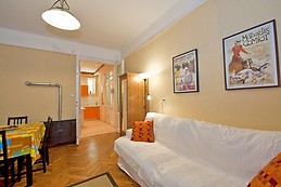 Nice apartment close to Ocktogon square