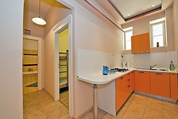 Nice apartment close to Ocktogon square