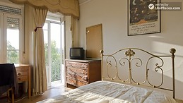 Nice room for girl in the city center near subways and Universit