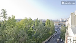 Nice room for girl in the city center near subways and Universit