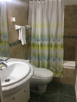 Piso amplio y acogedor de tres habitaciones en una zona privileg