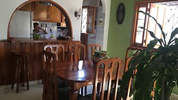 Piso amplio y acogedor de tres habitaciones en una zona privileg