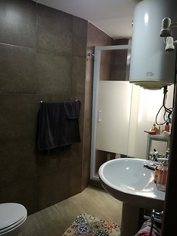 piso amplio y luminoso apenas reestructurado situado en centro a cinco minutos de la universidad