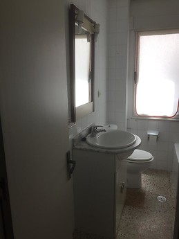 piso amplio, sin reformar pero funcional, bien situado