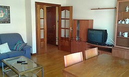 Piso amplio y luminoso cerca de la universidad de Logroño, urge. Tres habitaciones, salón cocina, y dos baños.