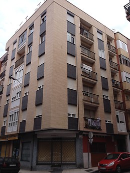 piso amplio y luminoso de tres habitaciones