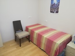 Piso en pleno centro, junto al Corte Inglés de Sagasta. Acogedor