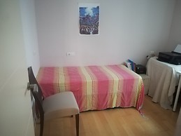 Piso en pleno centro, junto al Corte Inglés de Sagasta. Acogedor y tranquilo.