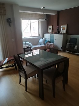 Piso en pleno centro, junto al Corte Inglés de Sagasta. Acogedor