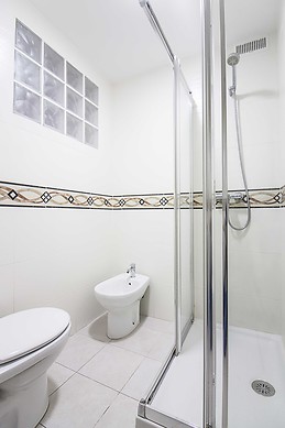 Piso de tres habitaciones con A/C en el centro histórico de Mála