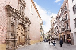 Piso de tres habitaciones con A/C en el centro histórico de Mála