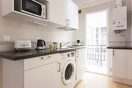 Piso de tres habitaciones con A/C en el centro histórico de Mála