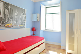 Pretty and bright single room
