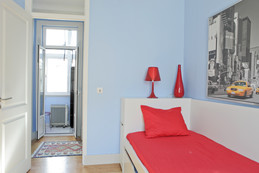 Pretty and bright single room