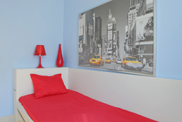 Pretty and bright single room