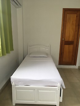 Propiedad horizontal con tres habitaciones con baños privados.