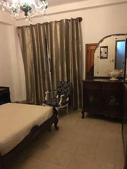 Propiedad horizontal con tres habitaciones con baños privados.