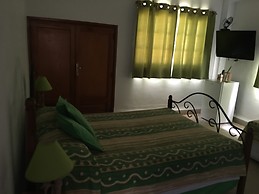 Propiedad horizontal con tres habitaciones con baños privados.