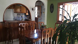 Propiedad horizontal con tres habitaciones con baños privados.