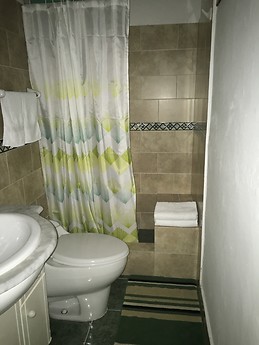 Propiedad horizontal con tres habitaciones con baños privados.