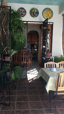 Propiedad horizontal con tres habitaciones con baños privados.