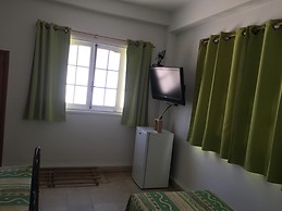 Propiedad horizontal con tres habitaciones con baños privados.