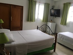 Propiedad horizontal con tres habitaciones con baños privados.