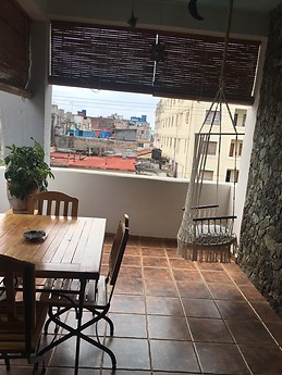 Propiedad horizontal con tres habitaciones con baños privados.