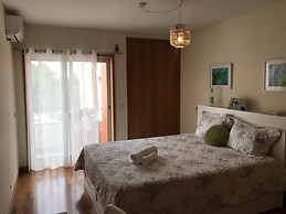 Quarto cama de casal King size, armários embutido, escritótio, v