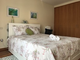 Quarto cama de casal King, armários embutidos, escritório, varanda e garagem em moradia