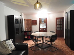 Quarto japonês de 16m2 e cama casal em amplo apartamento