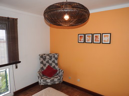 Quarto japonês de 16m2 e cama casal em amplo apartamento