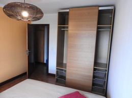 Quarto japonês de 16m2 e cama casal em amplo apartamento