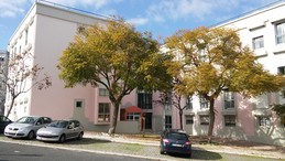 Quarto japonês de 16m2 e cama casal em amplo apartamento