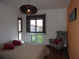 Quarto japonês de 16m2 e cama casal em amplo apartamento