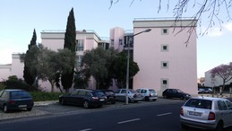 Quarto japonês de 16m2 e cama casal em amplo apartamento