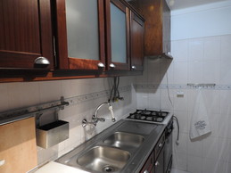 Quarto japonês de 16m2 e cama casal em amplo apartamento