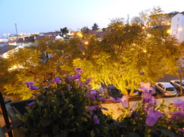 Quarto japonês de 16m2 e cama casal em amplo apartamento