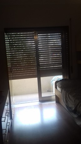 Quarto mobilado com varanda