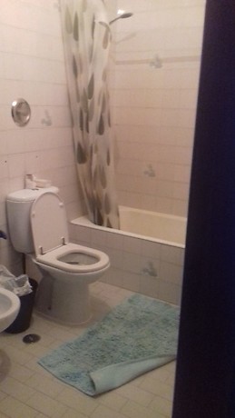 Quarto mobilado com varanda