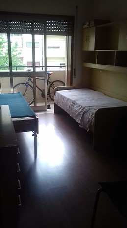 Quarto mobilado com varanda