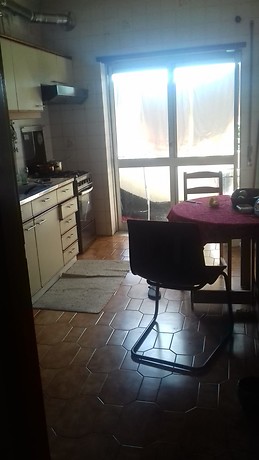 Quarto mobilado com varanda