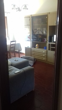 Quarto mobilado com varanda