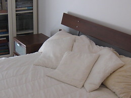 Room in a very bright apartment in the center of Lisbon