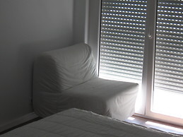 Room in a very bright apartment in the center of Lisbon