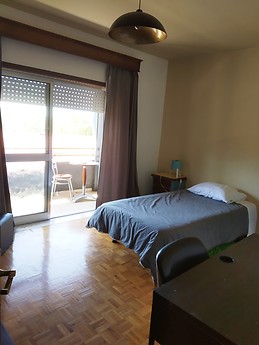Single room with balcony, for students, with shoer and sink quiet place in Braga
