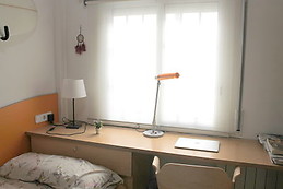 Se alquila habitación amplia, luminosa y acogedora en pleno cent