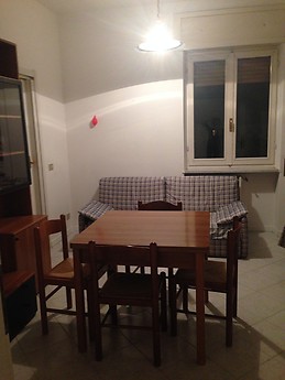 Se buscan dos personas para compartir una habitación doble.